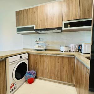 振林山Forest city Sea view homestay的厨房配有洗衣机和烘干机