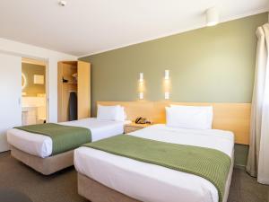 奥克兰奥克兰玫瑰园酒店的一间酒店客房,房间内设有两张床