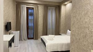 祖格迪迪Astoria Hotel的一间酒店客房 - 带一张床和一间浴室
