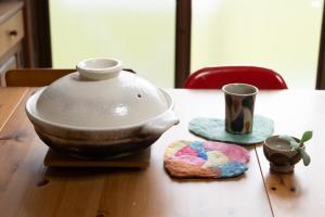 由布市【湯布院の山小屋】サンクラウド・ヒュッテ的茶壶和饼干的桌子