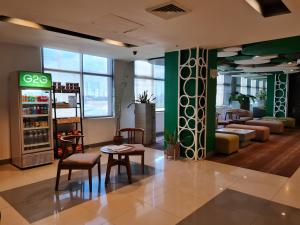 马尼拉Go Hotels Otis - Manila的一间商店里桌椅的房间