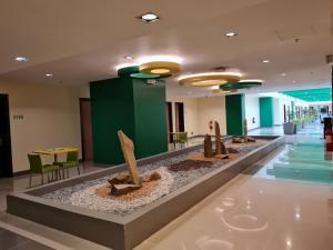 马尼拉Go Hotels Otis - Manila的大堂展示了地板上的雕塑