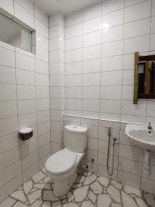 怡保7 Wooden Lodge Ipoh City的白色的浴室设有卫生间和水槽。