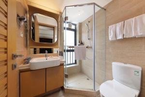广州東枫国际公寓(广州国际金融城科韵路地铁站店)的浴室配有卫生间、盥洗盆和淋浴。