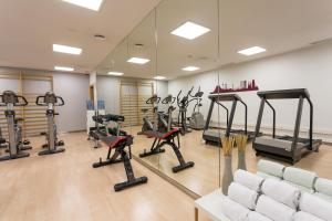 Sercotel Caspe的健身中心和/或健身设施