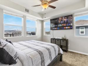 斯帕克斯Exquisite Lakefront Condo的一间卧室配有一张床和一台平面电视