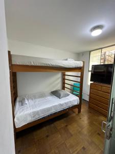 利马4 a mas的一间卧室配有两张双层床和电视