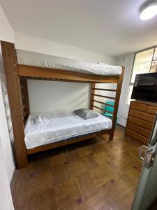 利马4 a mas的一间卧室配有两张双层床。