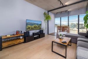 金斯顿Stunning 1BR Apartment with Water Views的带沙发和平面电视的客厅