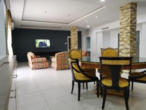 珍南海滩Century Langkasuka Resort Langkawi的客厅配有桌椅