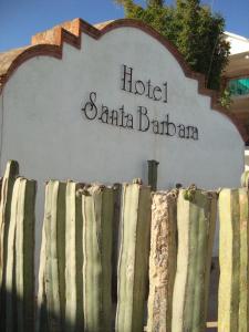 HuichapanHotel Santa Barbara的桑塔克拉拉达里亚酒店标志
