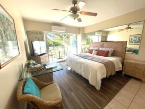 檀香山威基基海岸305号（海滨/阳台）公寓的一间卧室配有一张床和吊扇