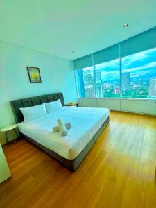 吉隆坡vortex klcc RR的一间卧室设有一张大床和大窗户