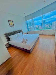吉隆坡vortex klcc RR的卧室设有一张大白色的床和大窗户