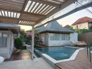 坎古Stay at My Place Bali的一个带游泳池和凉亭的庭院