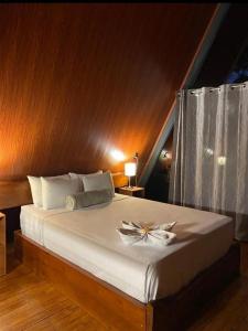 比加瓜Yarumo Lodge, Río Celeste Black Chalets的卧室配有一张大白色床和窗户