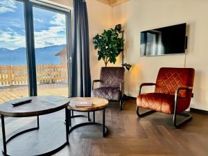 黑马戈尔Chalet near Nassfeld ski resort in Carinthia的客厅配有桌椅和窗户。