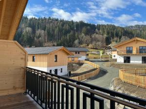 黑马戈尔Chalet near Nassfeld ski resort in Carinthia的享有城镇美景的阳台