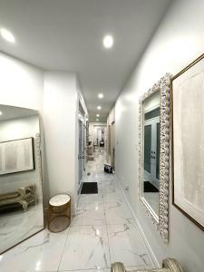 米西索加Luxury Home in Toronto (Mississauga)的走廊设有白色墙壁和镜子,走廊设有走廊