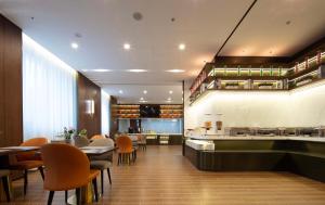 南京南京滨江雅高瑞享酒店的餐厅设有酒吧和桌椅