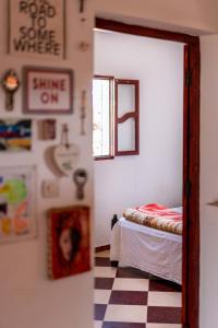 西迪考乌奇Ayour Hostel的客房设有一张床、一个窗户和一个可检查地板