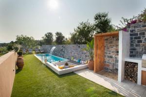 AnópolisSweet memories in amazing Villa Eualia w pool的砖墙旁的院子内的游泳池