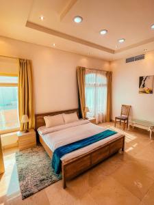 迪拜Villa Room #6 in Umm Al Sheif的一间卧室,卧室内配有一张大床