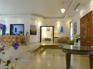 迪拜Villa Room #6 in Umm Al Sheif的一个带桌子的大堂和一间客厅