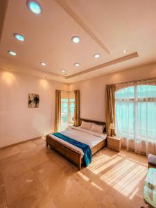 迪拜Villa Room #6 in Umm Al Sheif的一间设有床铺的卧室,位于带窗户的房间内