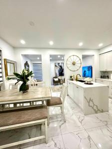 米西索加Luxury Home in Toronto (Mississauga)的厨房配有白色橱柜和餐桌