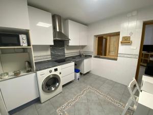 圣马丁德拉韦加Casa Pumba的厨房配有洗衣机和洗衣机。