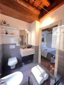 切尔诺比奥CASA DI MILO的一间带水槽和卫生间的浴室以及一张床