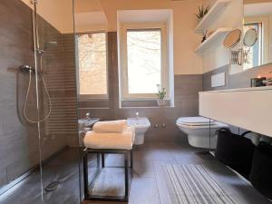 切尔诺比奥CASA DI MILO的带淋浴、卫生间和盥洗盆的浴室
