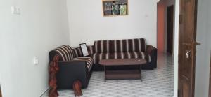 波隆纳鲁沃Thambara Resort的客厅配有沙发和桌子