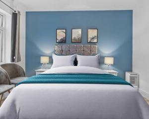 Harrow on the HillLuxury 2 Bedroom, 2 Bath apartment, prime location的一间卧室设有一张蓝色墙壁的大床
