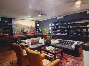 Karongwe Game ReserveKarongwe Portfolio- Shiduli Private Game Lodge的客厅配有沙发和桌子
