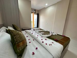 贾姆谢德布尔SASA INN的一间卧室配有两张鲜花床。