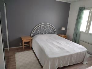 锡林耶尔维Talo 140 m2的卧室配有白色的床和窗户。