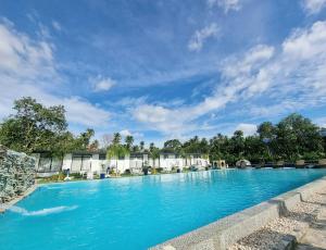 MidsayapBlue Palm Mountain Resort的蓝色天空的大型游泳池