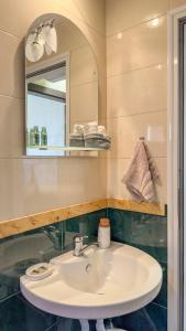 索非亚Апартамент Панчо的一间带水槽和镜子的浴室