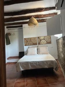 Puebla de ArenosoCasa Rural La Garcia的卧室配有一张床
