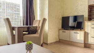 索非亚Апартамент Панчо的酒店客房设有电视和桌椅