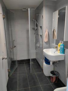 哥打京那巴鲁Jesselton Quay by Miraton Lodge 2的带淋浴和盥洗盆的浴室