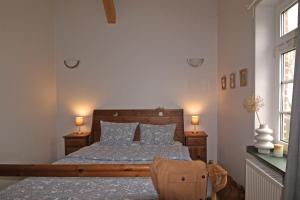 阿尔特费尔Ferienwohnungen Poppelvitz的一间卧室配有一张带蓝色床单和枕头的床。