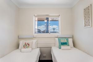 伦诺克斯角Apartment 7T的小型客房 - 带2张床和窗户