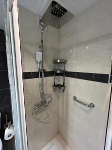阿尔比尔Terraza Albir的浴室铺有黑白瓷砖,设有淋浴。