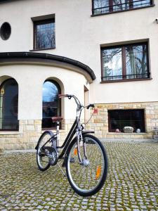 波兰尼卡-兹德鲁伊Jasny Dwór的停在大楼前的自行车