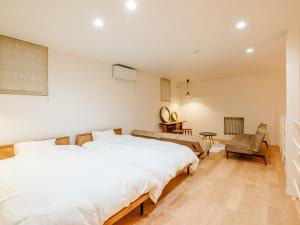 长滨市AMAZING LIFESTYLE GLAMPING HOTEL - Vacation STAY 43987v的卧室配有一张白色大床和一把椅子