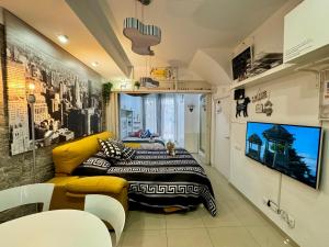 巴达洛纳BADAROSA House10min to BARCELONA City&NearTo BEACH的一间卧室配有一张床和一张黄色的沙发