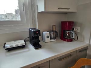 阿普索斯NAVSIKA LUXURY APARTMENT的厨房柜台配有咖啡壶和搅拌机